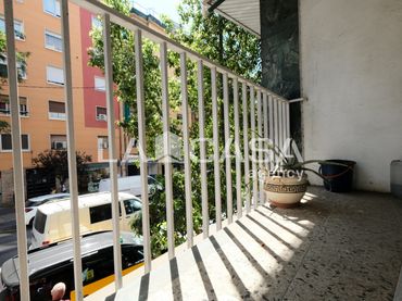 Pis amb balcó en venda a Avinguda de Borbó