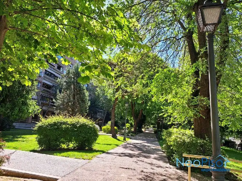 Vista exterior de Pis en venda en Alcorcón amb Jardí privat, Terrassa i Piscina