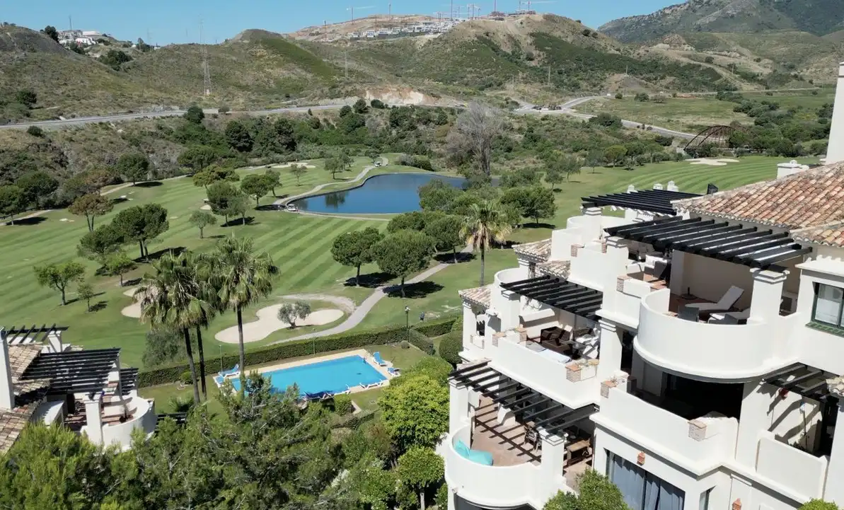 Vista exterior de Apartamento en venta en Benahavís con Aire acondicionado, Calefacción y Jardín privado
