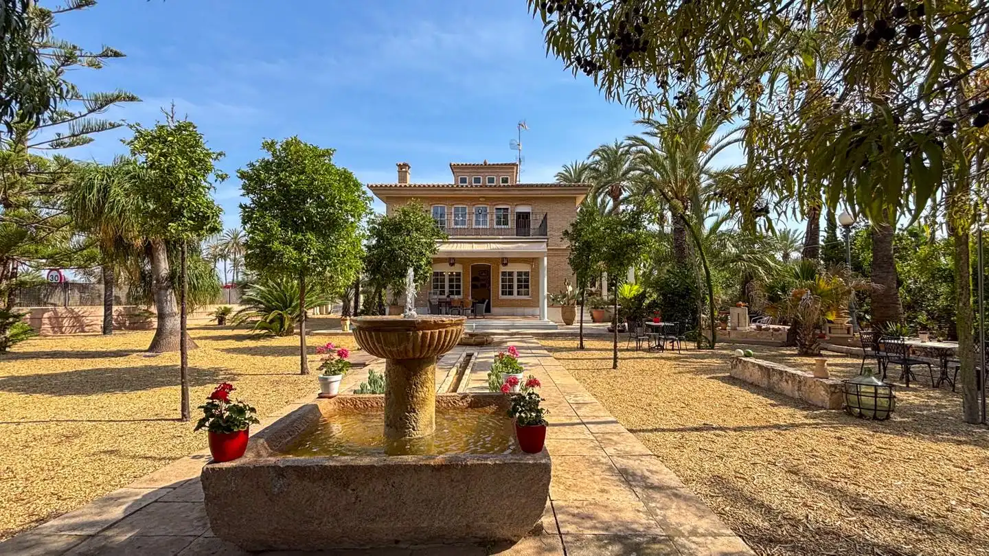 Vista exterior de Casa o xalet en venda en Elche / Elx amb Calefacció, Jardí privat i Parquet