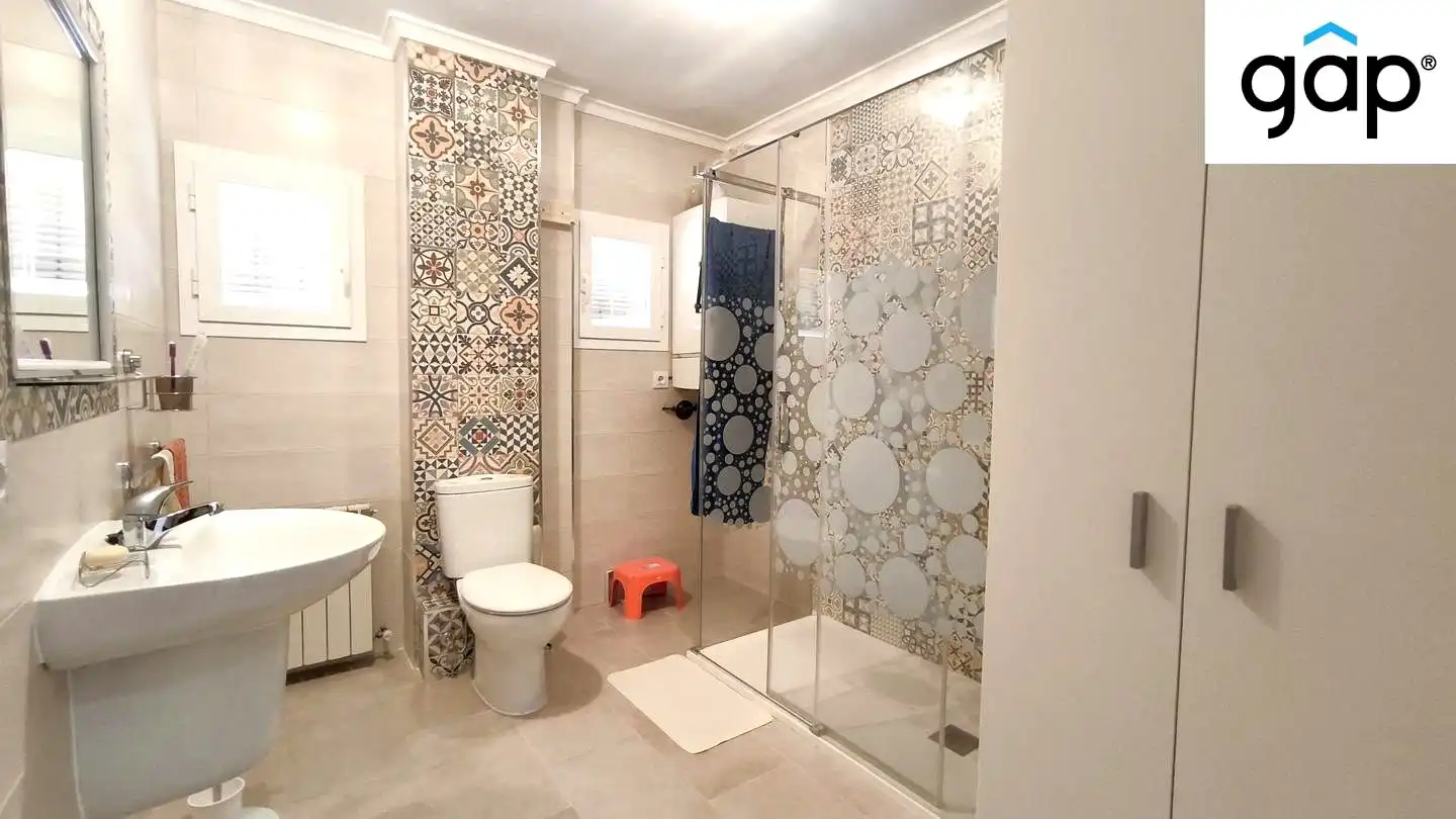 Badezimmer von Wohnung zum Verkauf in Cuenca mit Klimaanlage, Heizung und Parkett