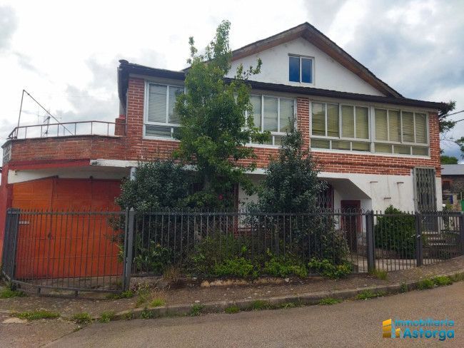 Vista exterior de Casa o xalet en venda en Villagatón amb Terrassa
