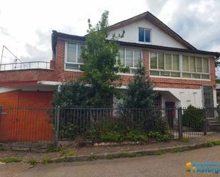 Vista exterior de Casa o xalet en venda en Villagatón amb Terrassa