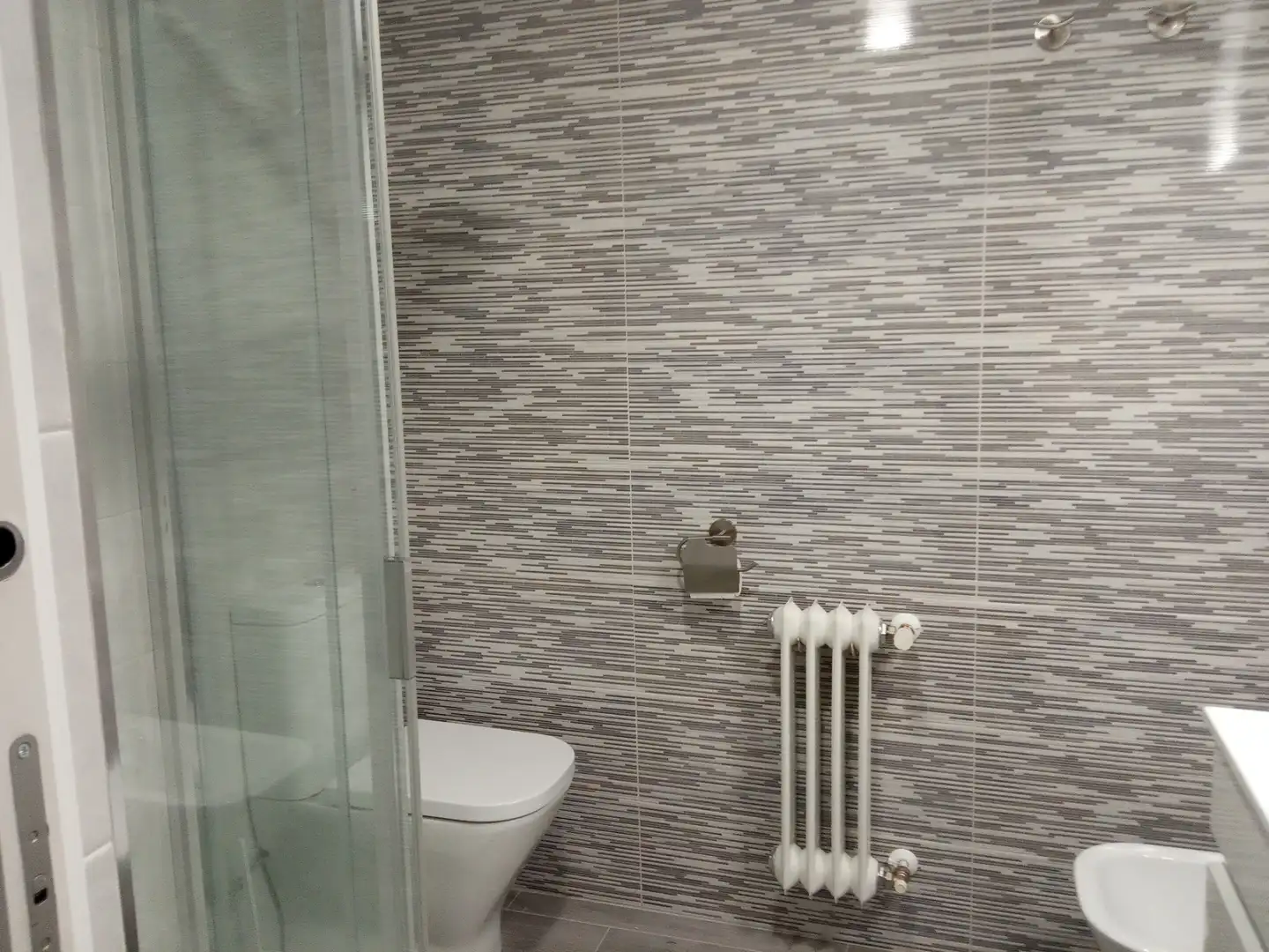 Bathroom of Flat for rent in Ourense Capital   with Heating, Terrace and Furnished