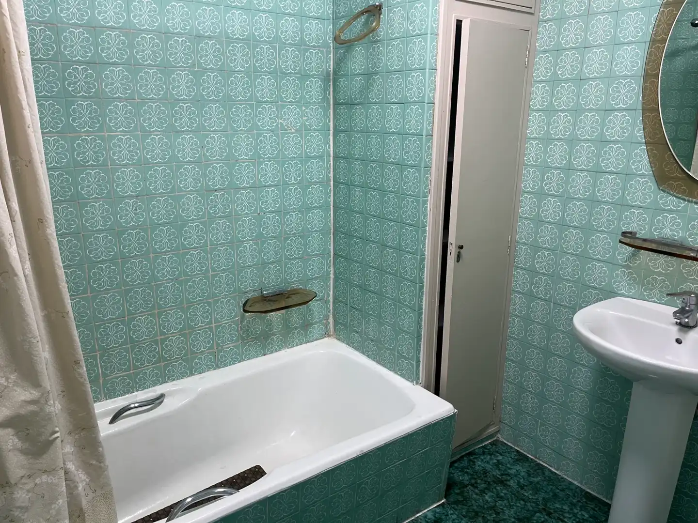 Bathroom of Flat for sale in Salamanca  with Heating, Parquet flooring and Furnished