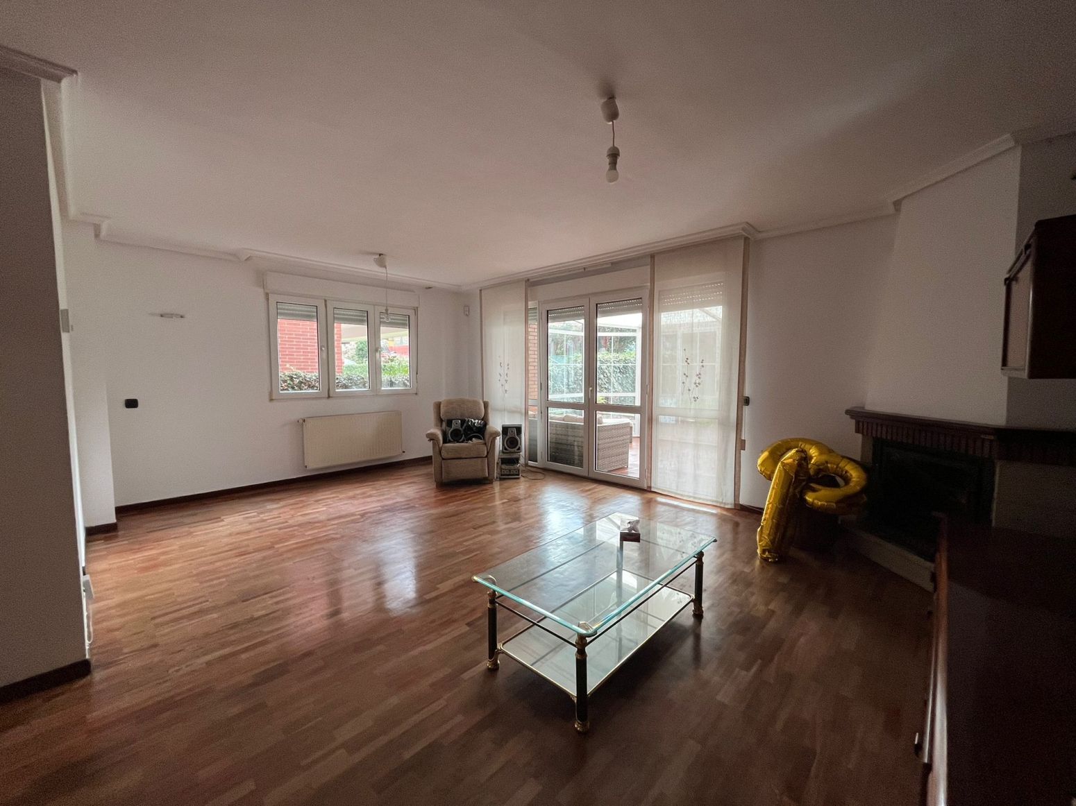 Sala d'estar de Casa adosada de lloguer en Avilés amb Calefacció, Jardí privat i Parquet