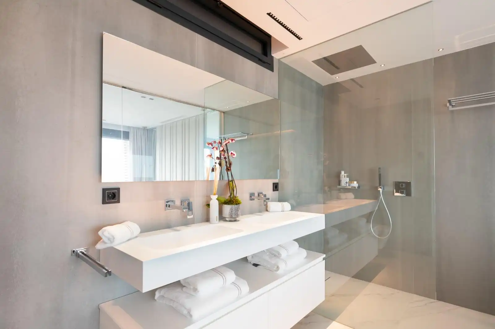 Bathroom of Flat for sale in Marbella  with Air Conditioner, Terrace and Oven