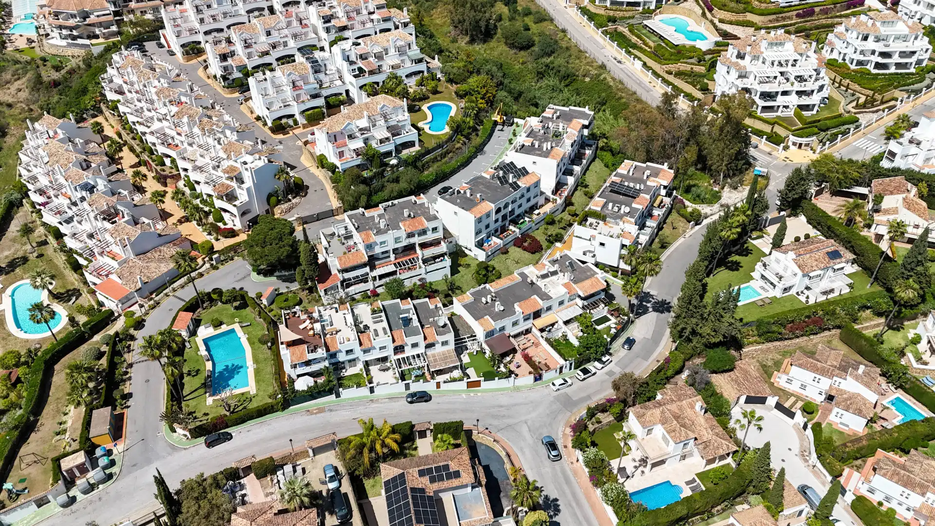 Außenansicht von Einfamilien-Reihenhaus zum Verkauf in Marbella mit Klimaanlage, Privatgarten und Terrasse