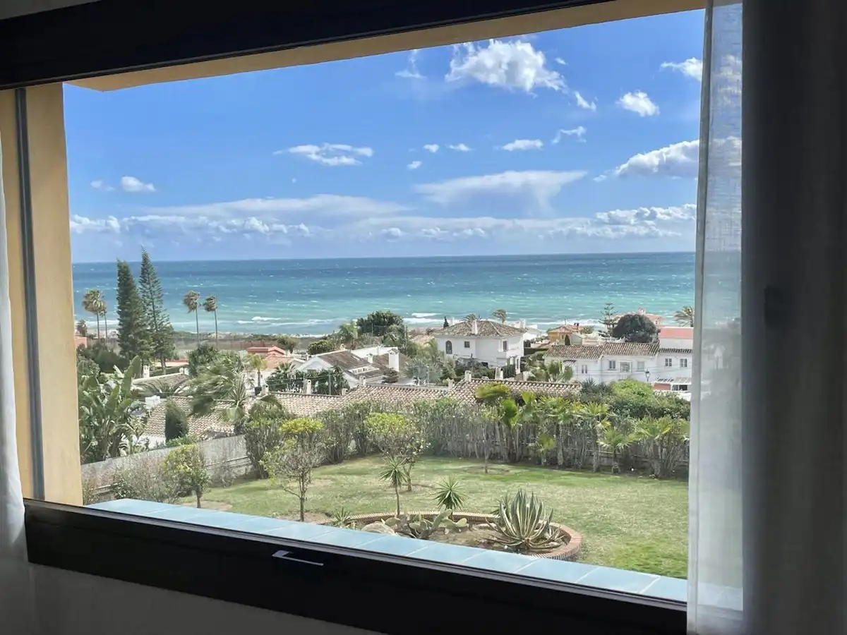Vista exterior de Casa o xalet de lloguer en Marbella amb Aire condicionat, Jardí privat i Terrassa