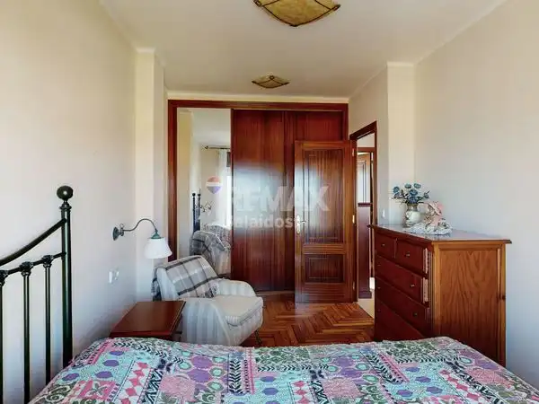 Dormitori de Casa o xalet en venda en Nigrán amb Calefacció, Jardí privat i Parquet