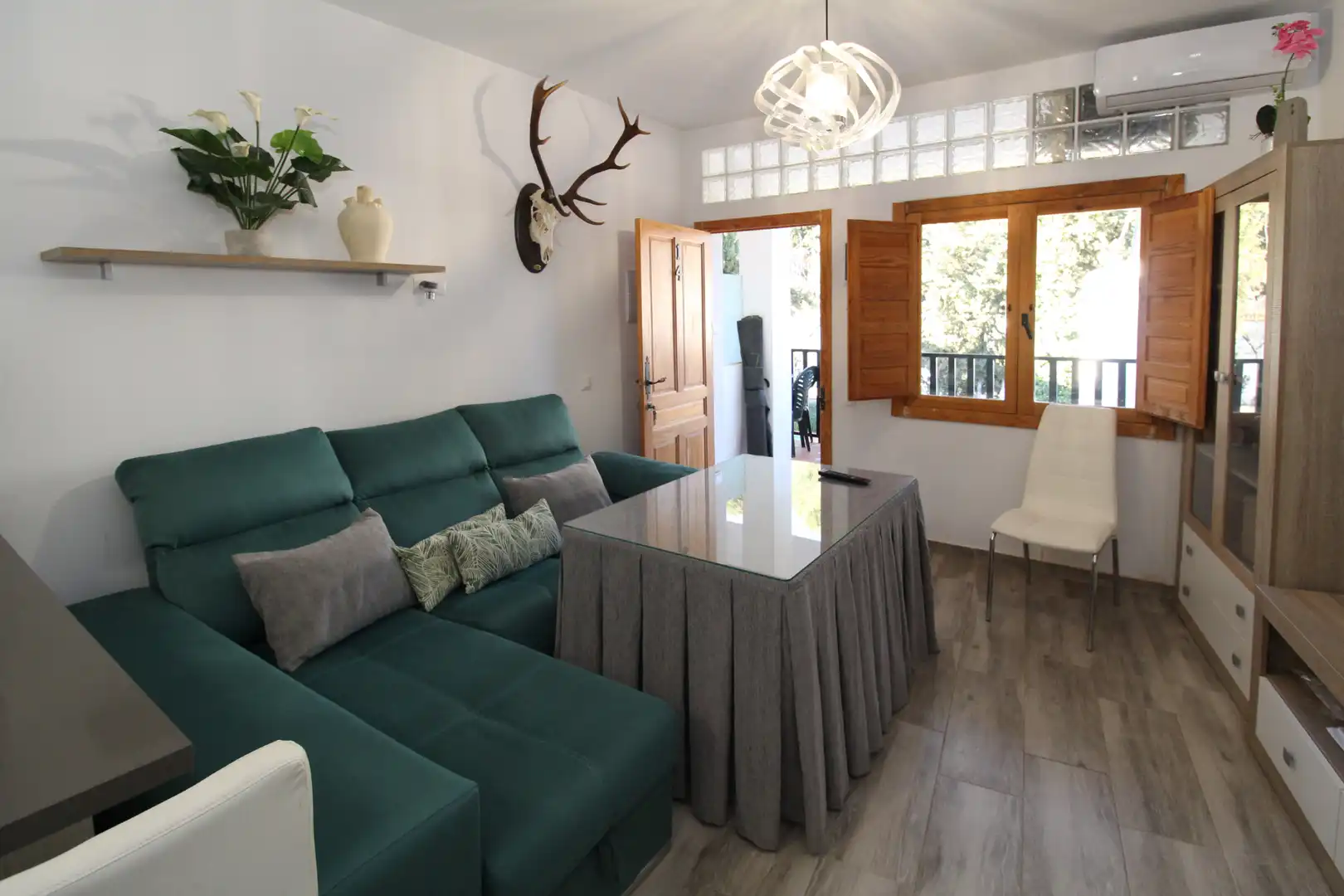 Sala d'estar de Pis en venda en Benaoján amb Aire condicionat, Traster i Moblat