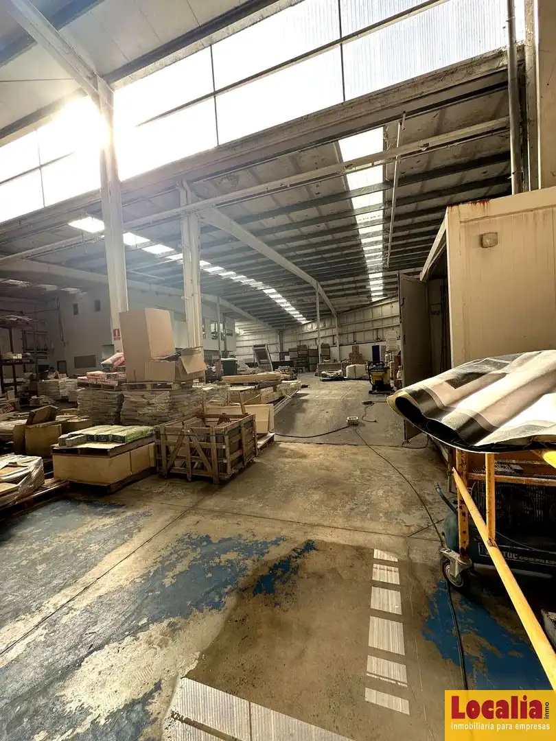 Fabrikhallen zur Miete in Los Corrales de Buelna 