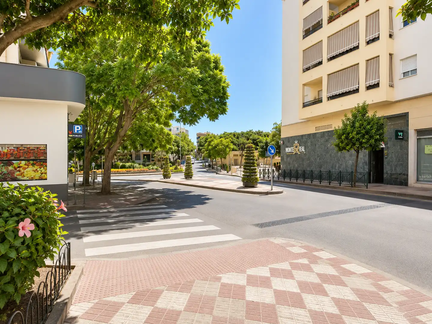 Außenansicht von Wohnungen zum Verkauf in Estepona mit Terrasse und Balkon