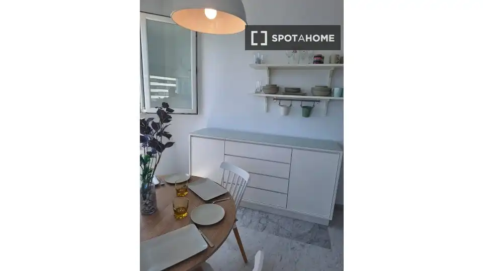 Menjador de Apartament per a compartir en Benidorm amb Aire condicionat, Terrassa i Moblat