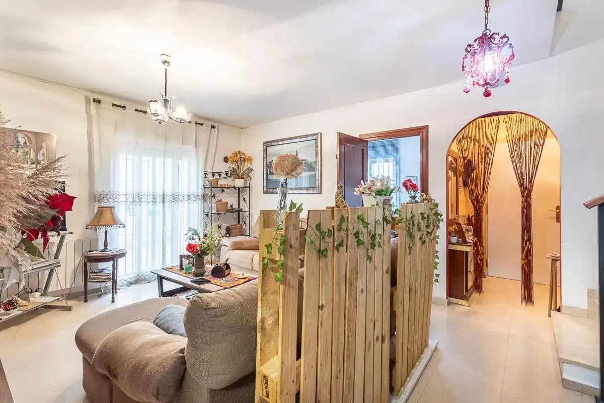 Casa adosada en venta en Alhendín con Calefacción, Terraza y Balcón