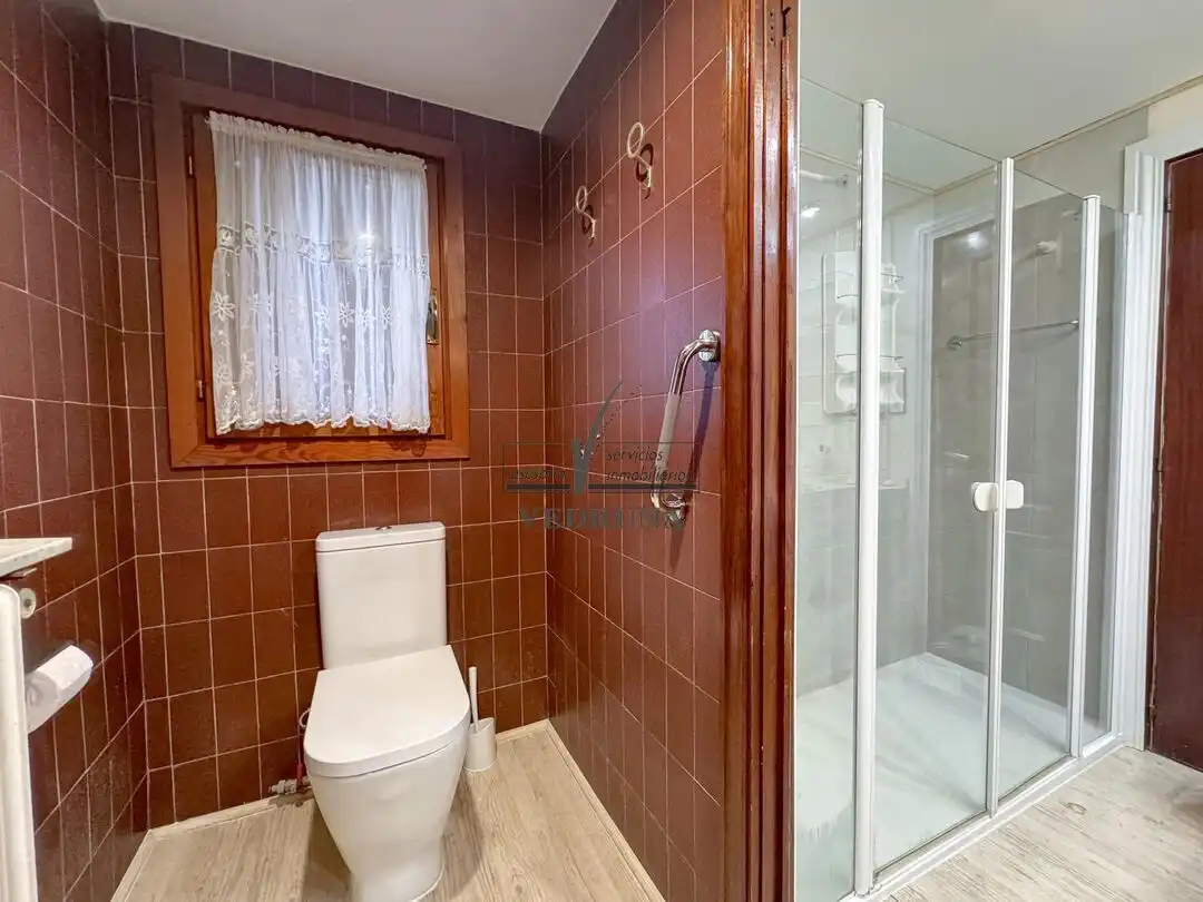 Baño de Casa adosada en venta en Zaragoza con Aire acondicionado, Calefacción y Jardín privado