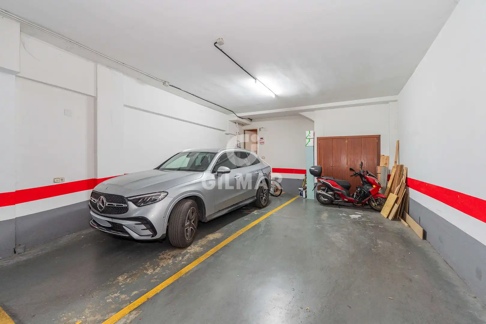 Parking de Casa adosada en venta en Madrid con Calefacción, Jardín privado y Piscina