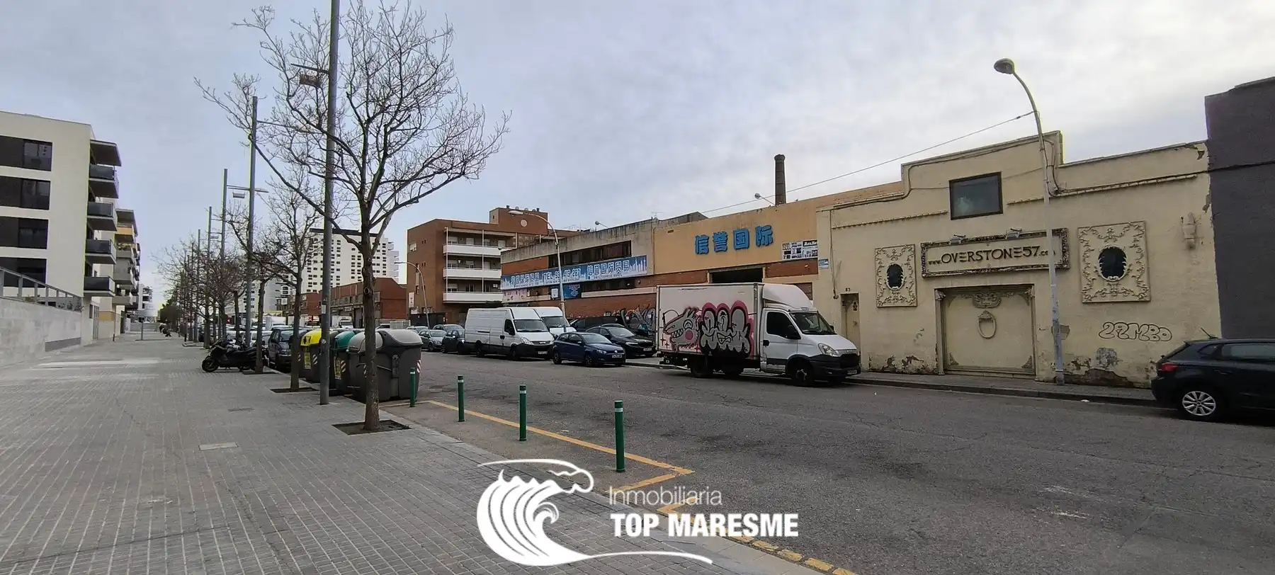Vista exterior de Nau industrial en venda en Badalona
