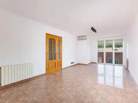 Flat with lift for sale in Carrer d'Ogassa, imagen 2