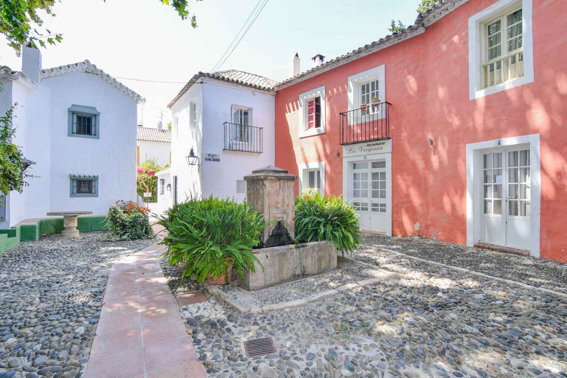 Vista exterior de Casa adosada en venda en Marbella amb Terrassa