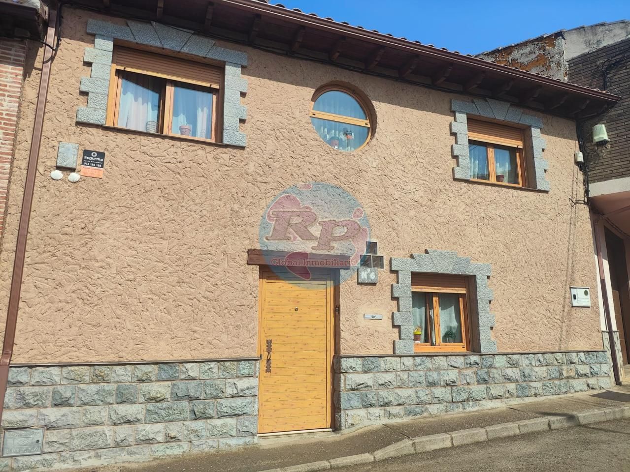 Vista exterior de Casa o xalet en venda en Chozas de Abajo amb Calefacció, Jardí privat i Parquet