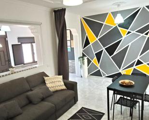 Sala d'estar de Casa o xalet en venda en Telde amb Terrassa i Moblat