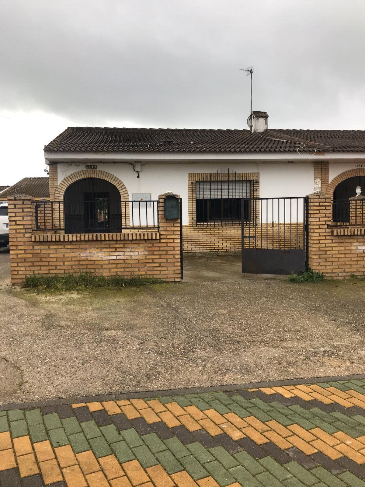 Vista exterior de Casa o xalet en venda en  Córdoba Capital amb Jardí privat, Terrassa i Traster