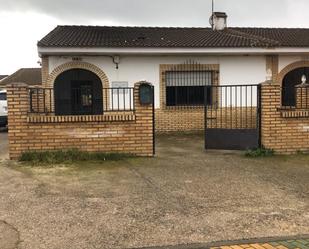 Vista exterior de Casa o xalet en venda en  Córdoba Capital amb Jardí privat, Terrassa i Traster