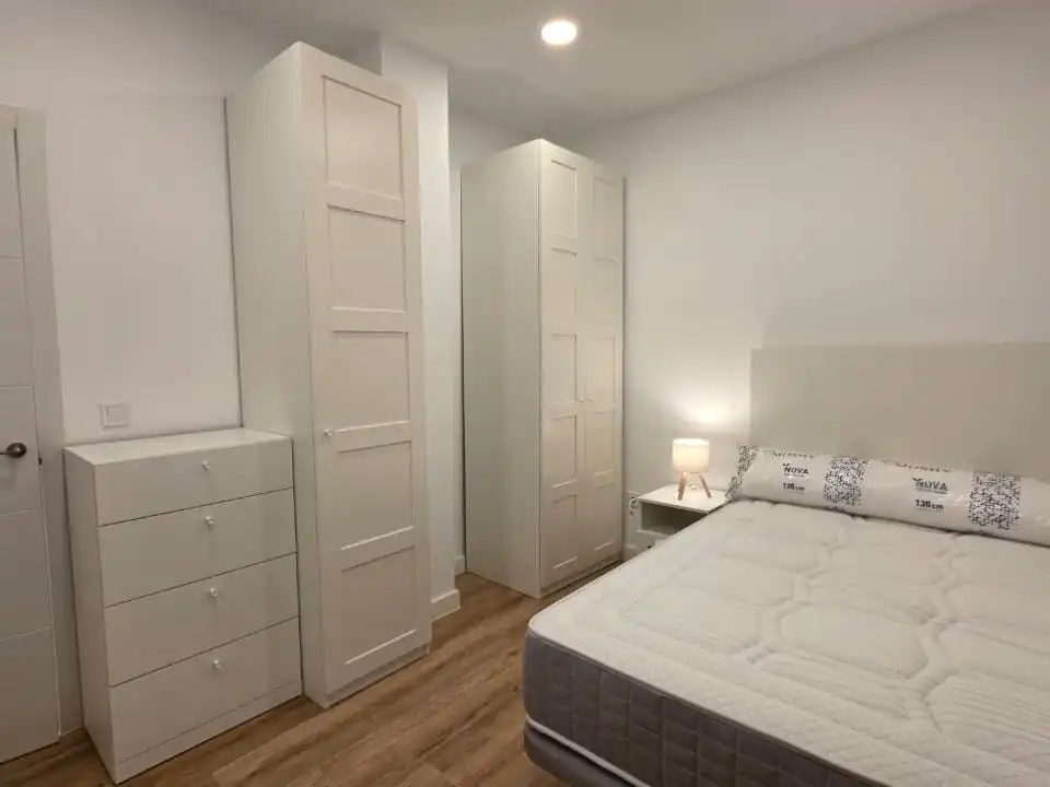 Habitación de Piso de alquiler en Madrid con Calefacción, Amueblado y Horno