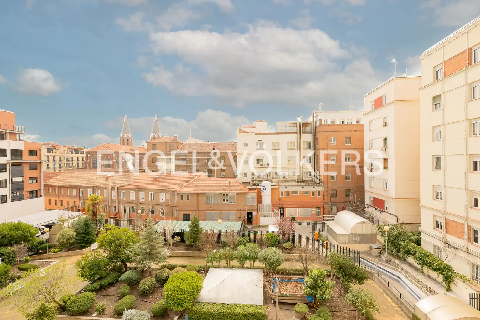 Außenansicht von Wohnung zum Verkauf in Madrid mit Heizung, Parkett und Abstellraum