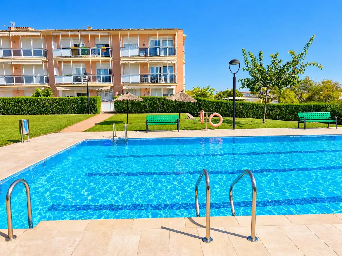 Schwimmbecken von Wohnung zum Verkauf in La Ràpita mit Klimaanlage, Terrasse und Alarm