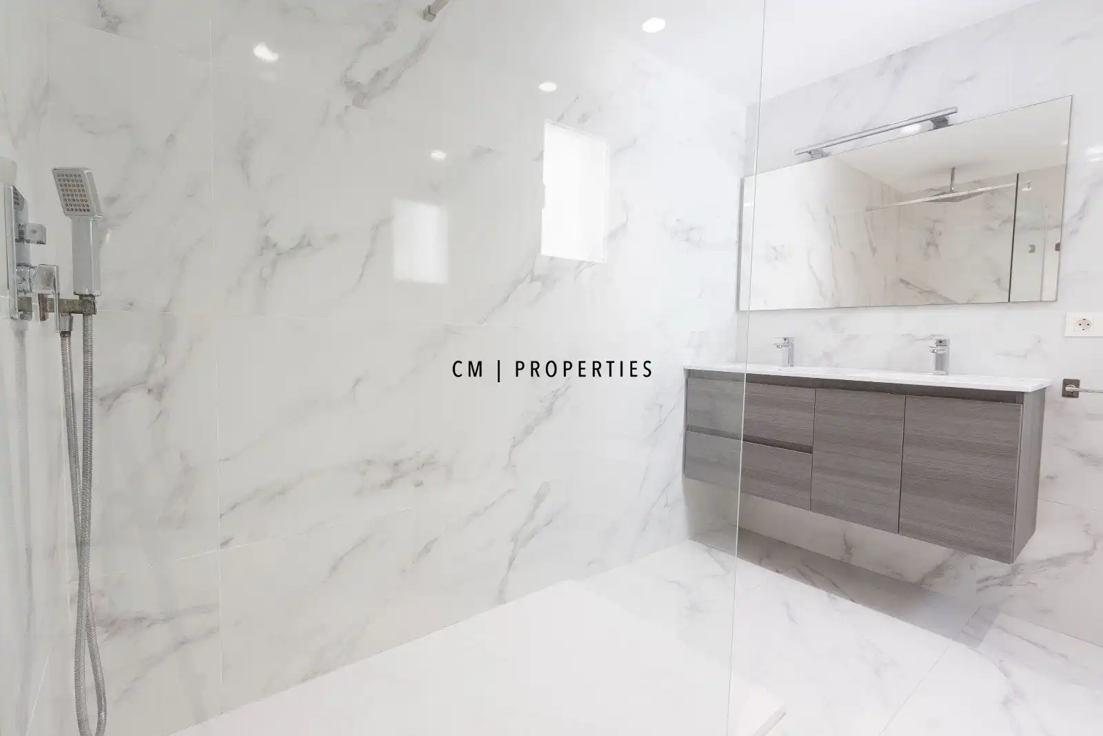Baño de Piso de alquiler en Valencia con Aire acondicionado, Parquet y Amueblado