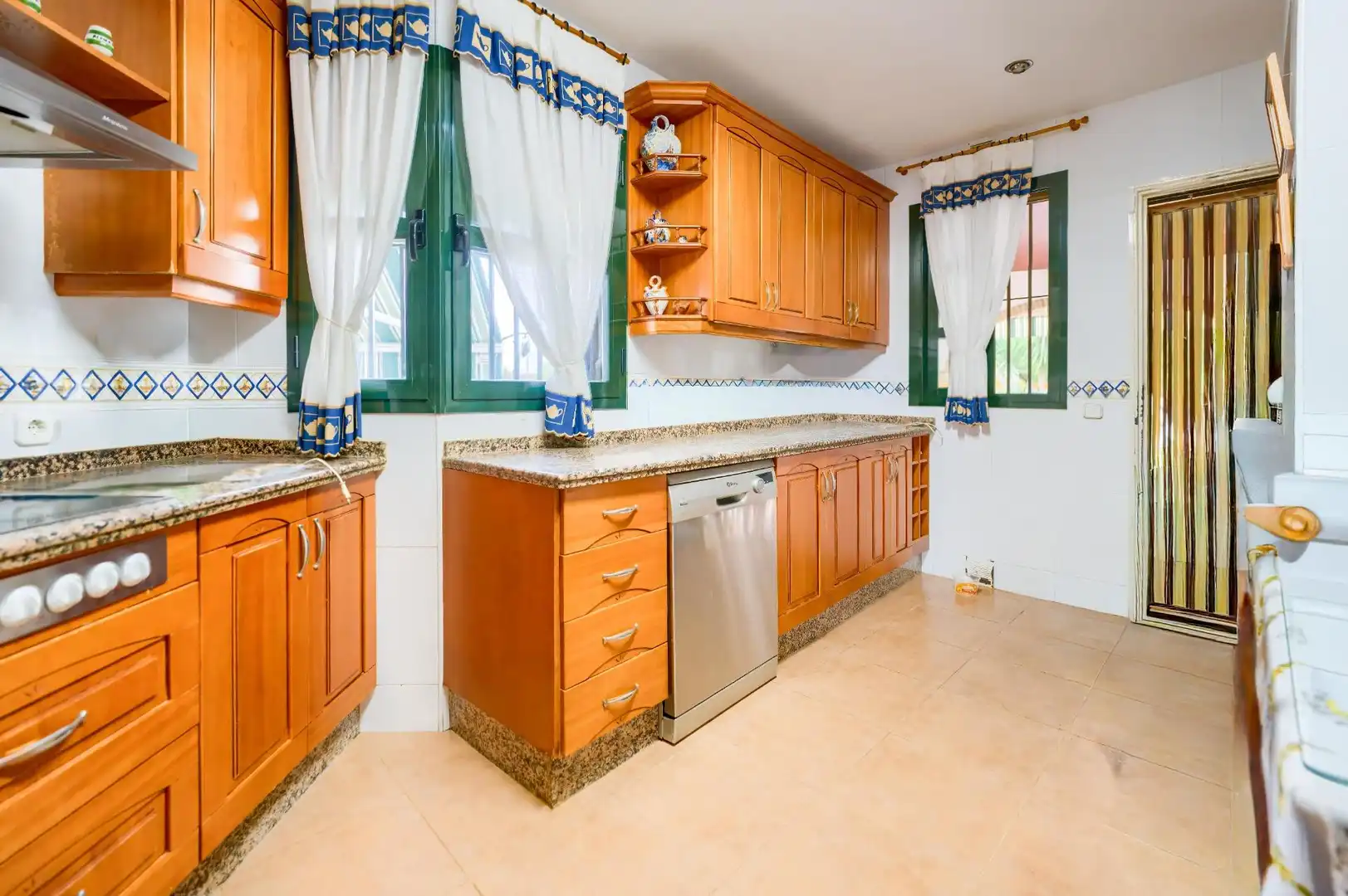 Kitchen of Houses for sale in Espartinas  with Air Conditioner, Private garden and Terrace