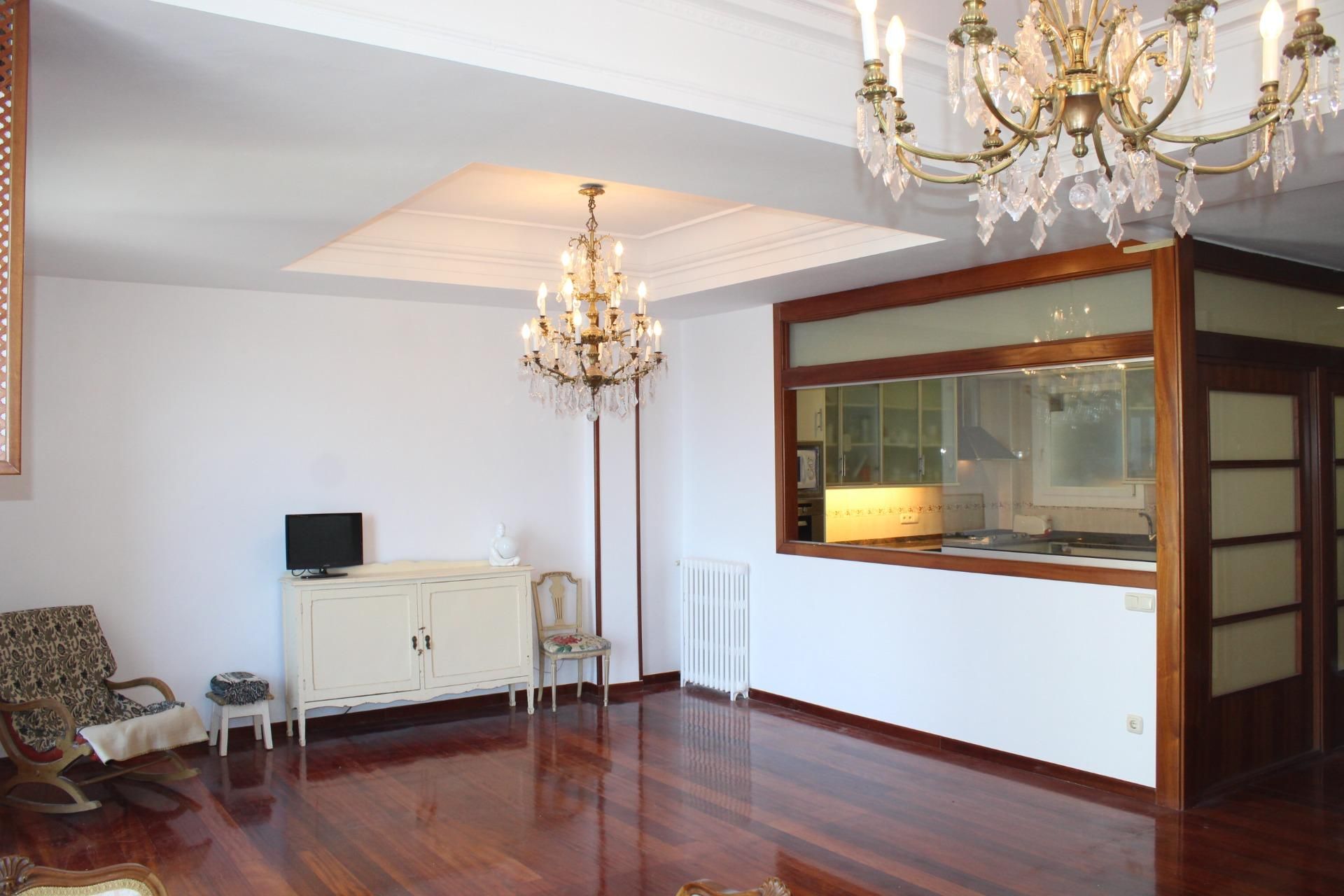 Sala d'estar de Pis en venda en Donostia - San Sebastián  amb Calefacció, Parquet i Traster
