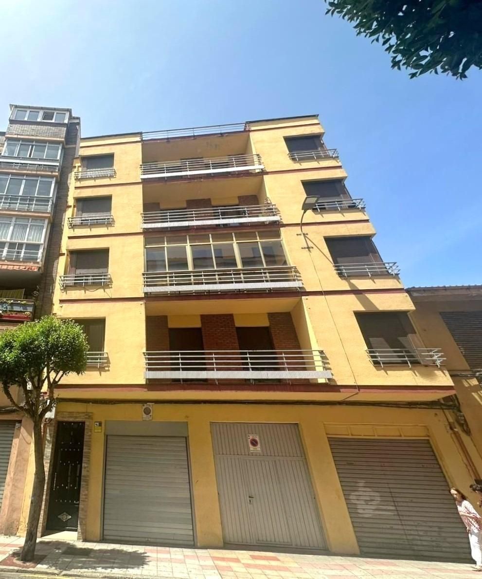 Vista exterior de Pis en venda en León Capital  amb Calefacció i Terrassa