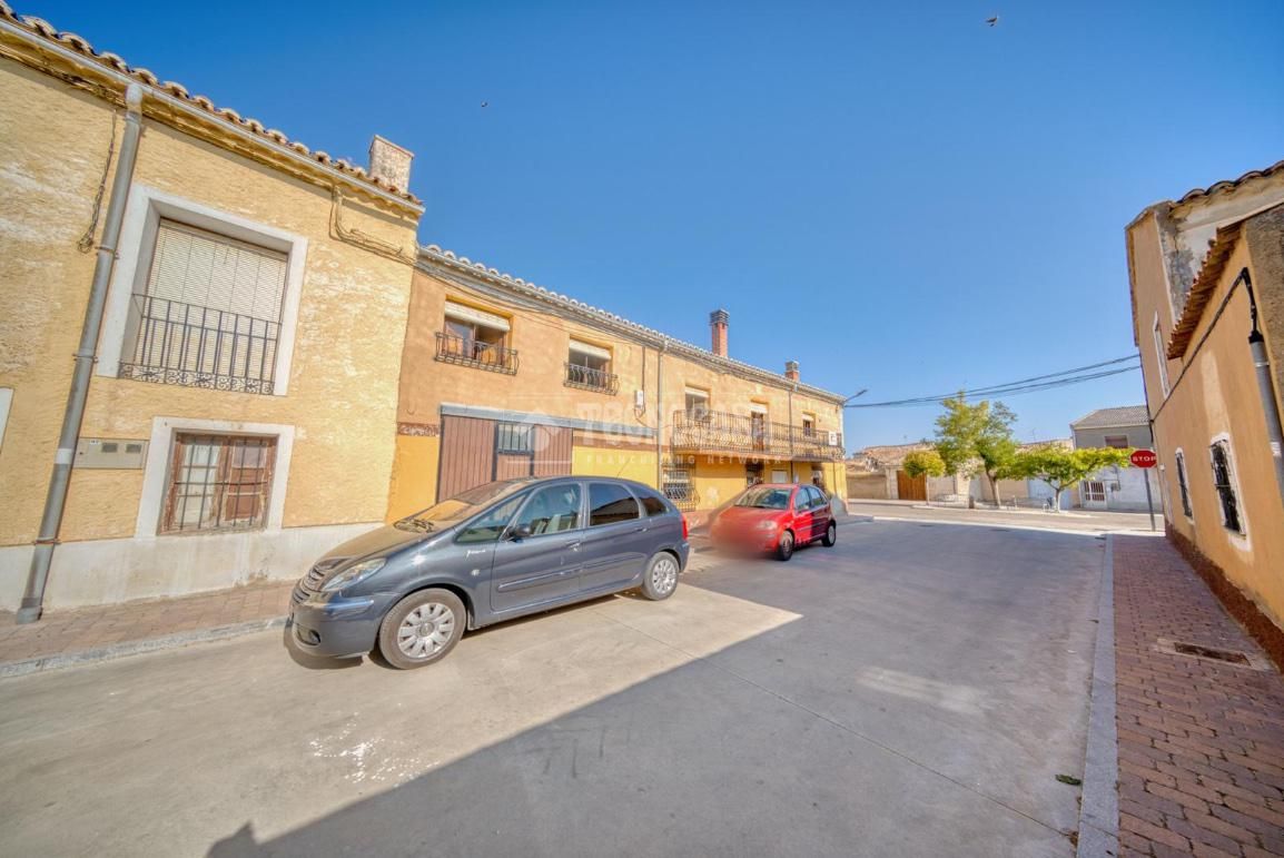 Vista exterior de Casa adosada en venda en Valoria la Buena amb Calefacció, Parquet i Balcó