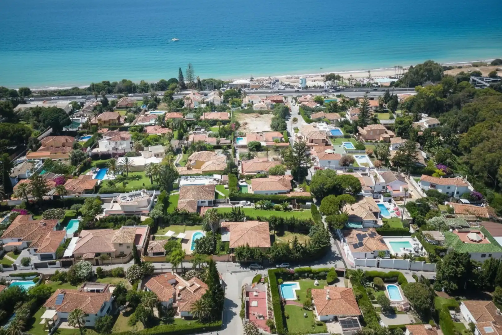 Vista exterior de Casa o xalet en venda en Marbella amb Aire condicionat i Terrassa