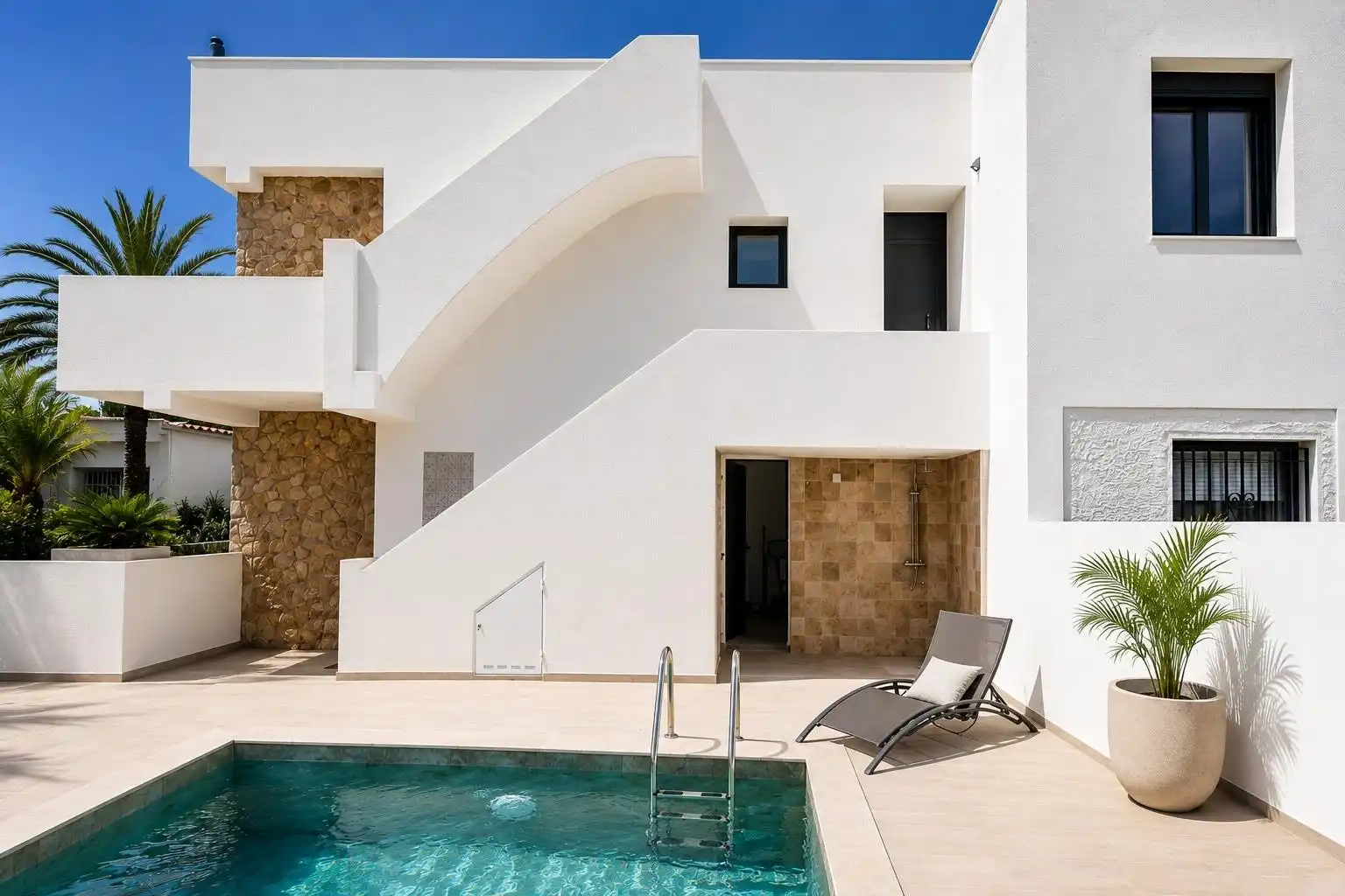 Schwimmbecken von Wohnung zum Verkauf in Empuriabrava mit Klimaanlage, Privatgarten und Terrasse
