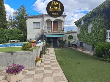Detached house with balcony for sale in Martos