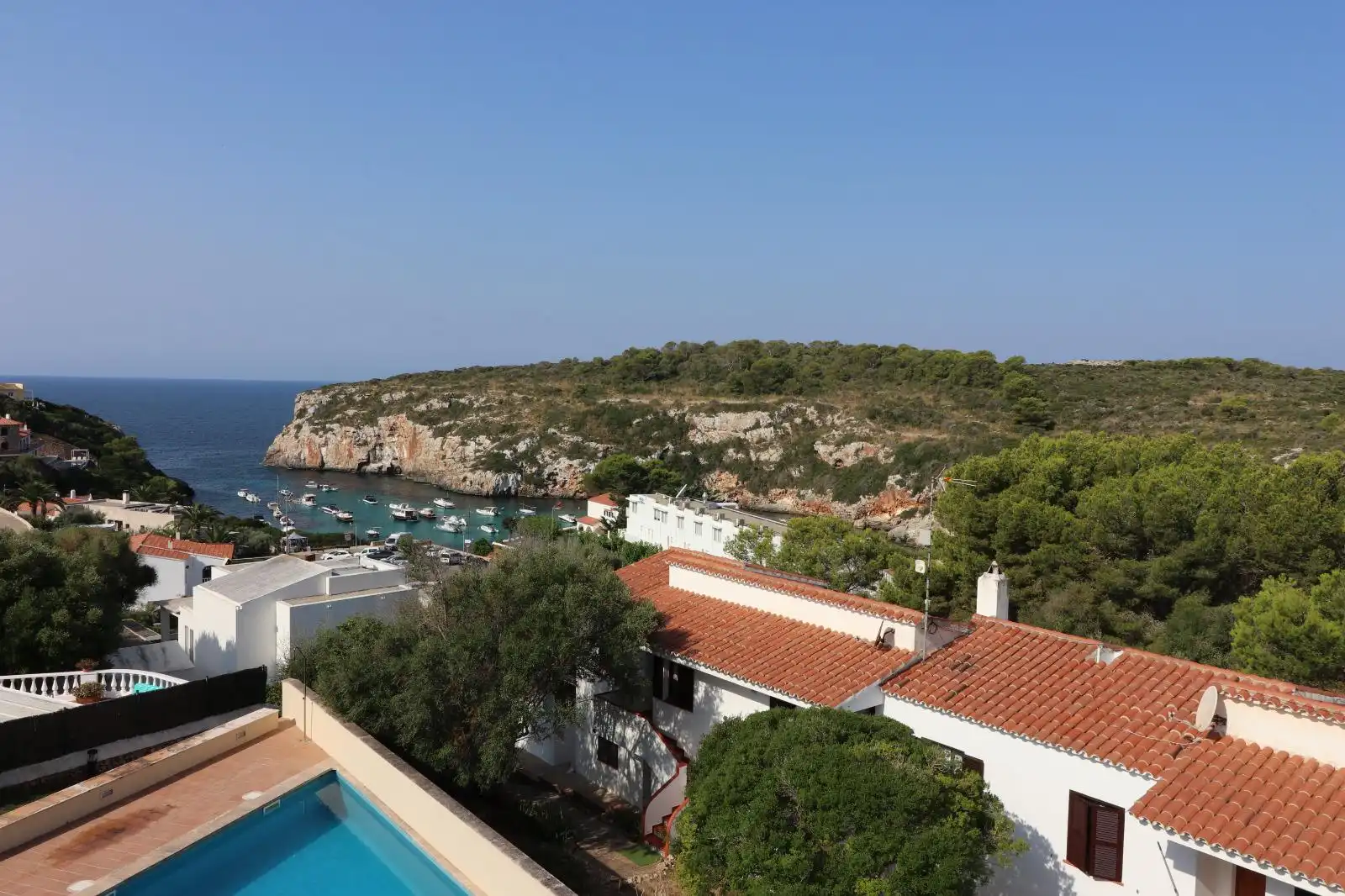 Schwimmbecken von Einfamilien-Reihenhaus zum Verkauf in Maó - Mahón mit Klimaanlage, Privatgarten und Terrasse