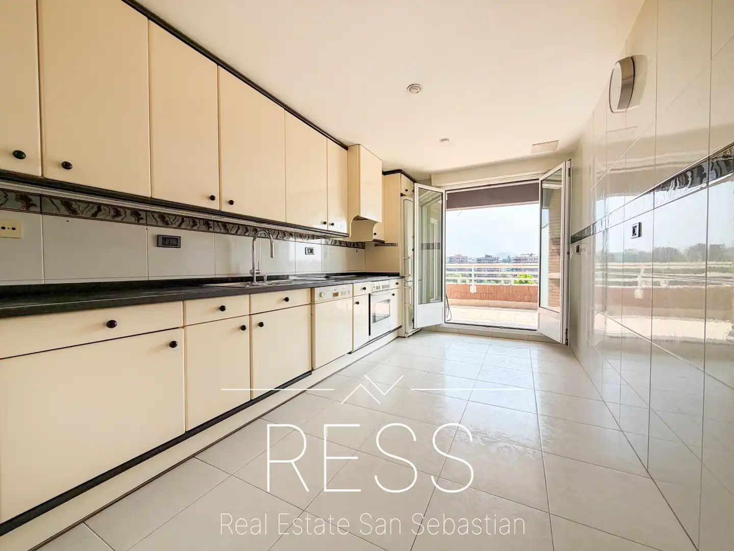 Kitchen of Attic for sale in Donostia - San Sebastián   with Air Conditioner, Heating and Terrace