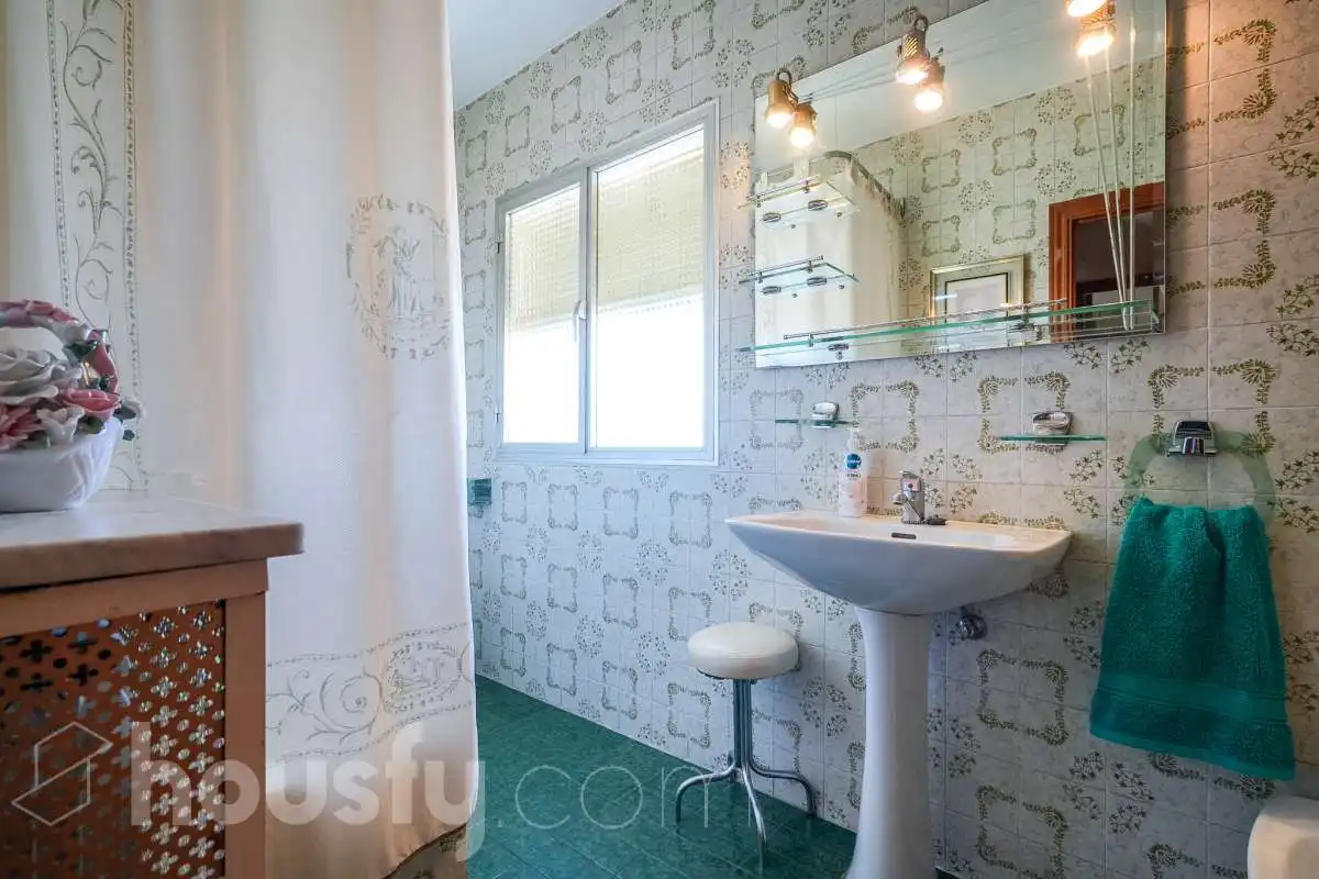 Bathroom of Flat for sale in Madrid  with Heating, Terrace and Storage room