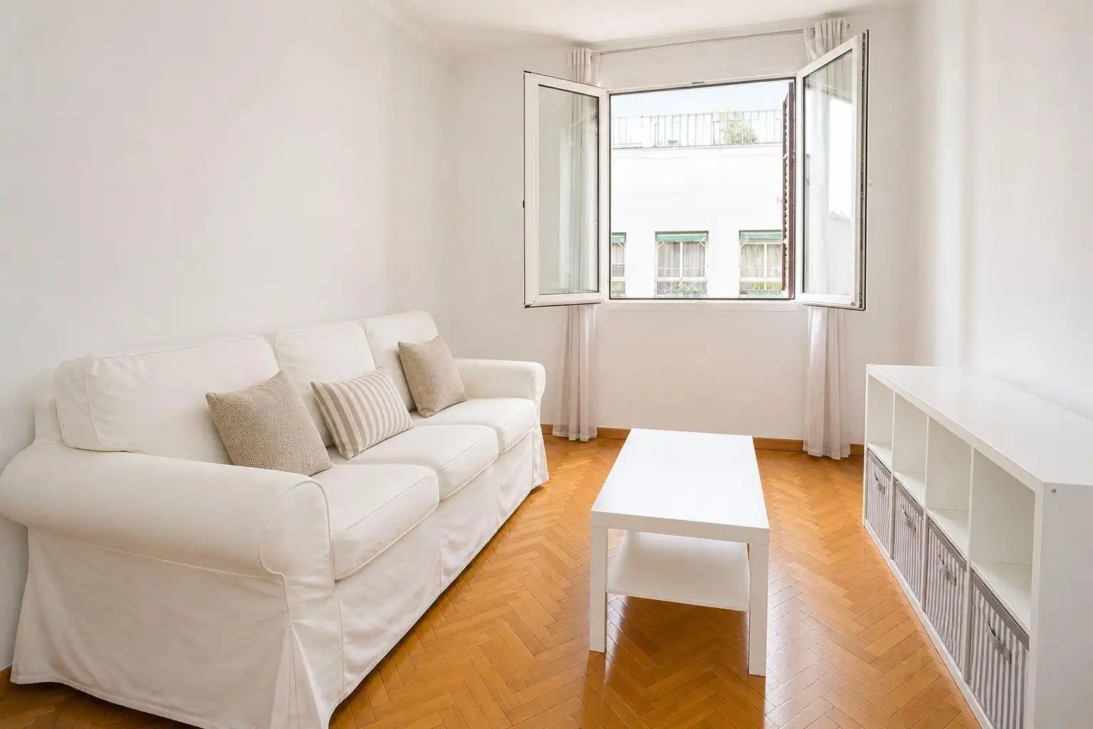 Living room of Flat for sale in Madrid  with Air Conditioner, Heating and Parquet flooring