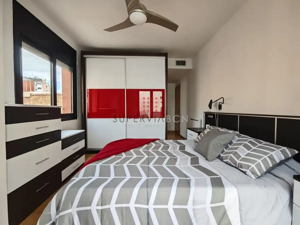 Schlafzimmer von Dachboden zum Verkauf in Barcelona mit Balkon
