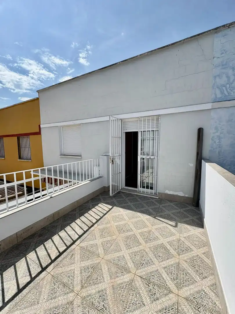 Vista exterior de Casa o xalet en venda en Gerena amb Aire condicionat, Calefacció i Terrassa