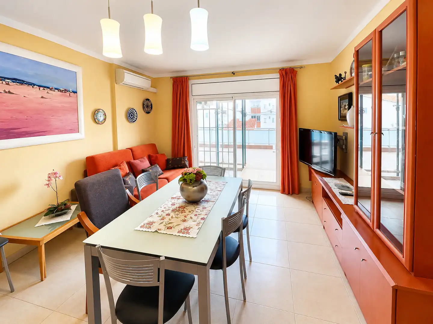 Sala d'estar de Pis en venda en L'Escala amb Aire condicionat, Terrassa i Moblat