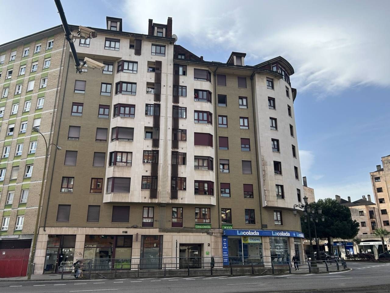 Vista exterior de Piso en venta en Oviedo  con Calefacción, Parquet y Trastero