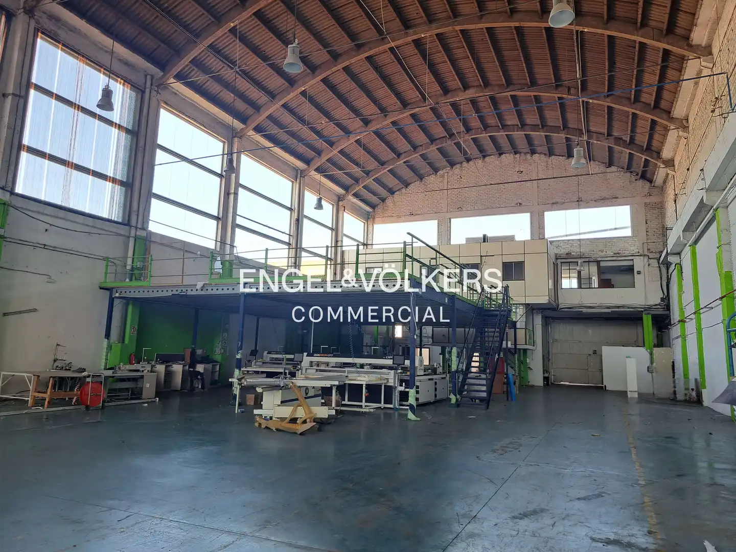 Außenansicht von Fabrikhallen zur Miete in Terrassa