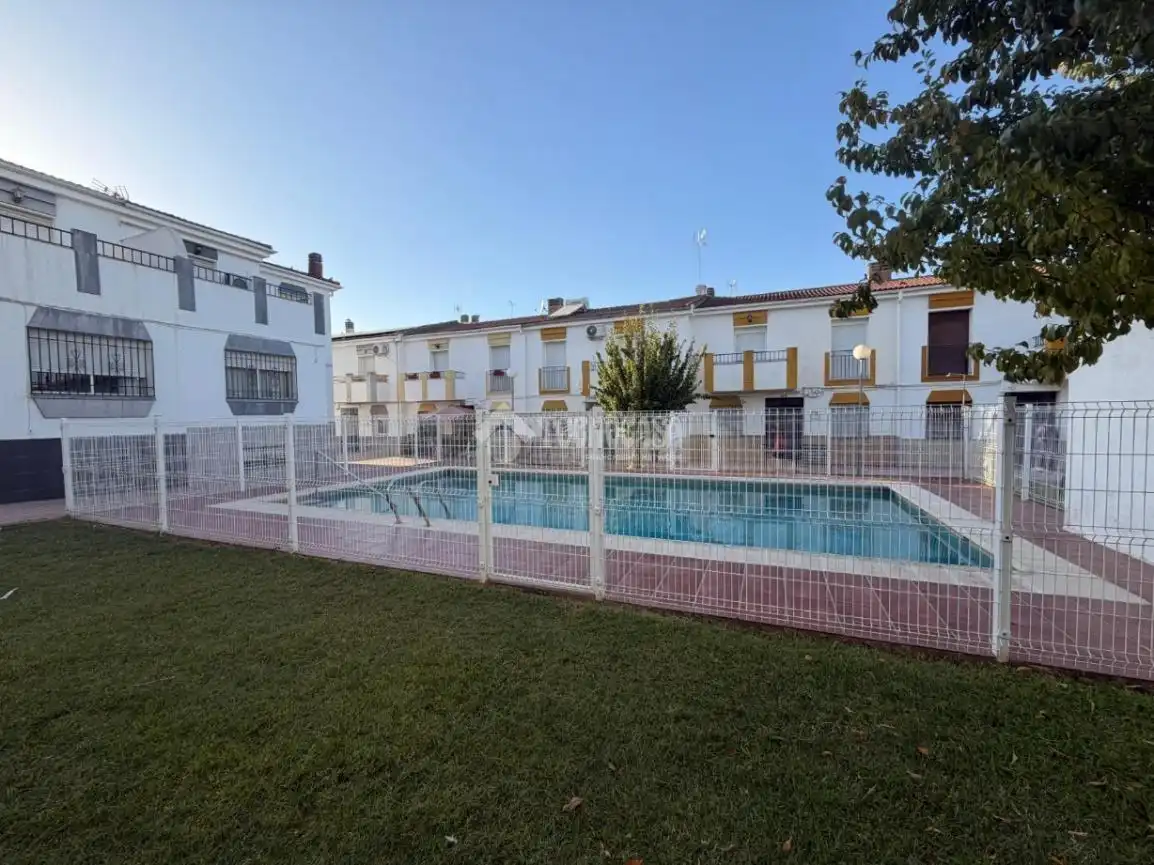 Semi-detached house with terrace for sale in Mengíbar, imagen 2