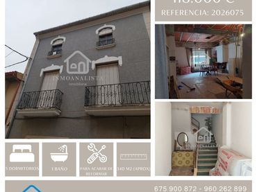 Casa amb balcó en venda a Calle de Don Placid Guerrero